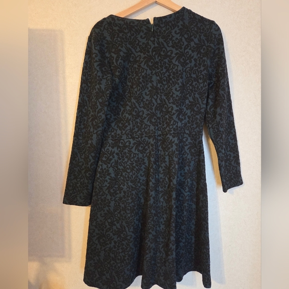 Elegant Green and Black Patterned Dress - Picture 4 of 4